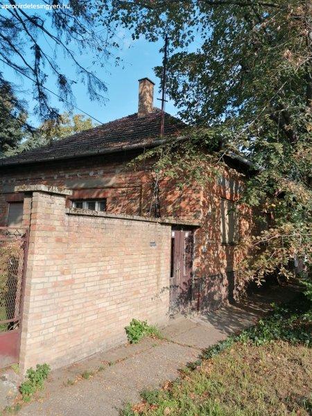 Szeged-Szőregen a postával szemben 3 ablakos ház eladó