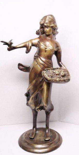 Rózsaárus lányka madárkával, egész alakos bronz szobor, Fran