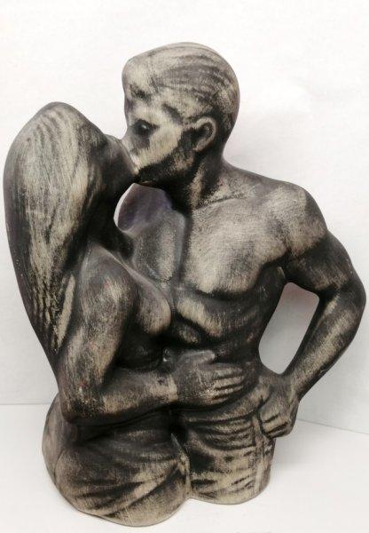 Csók. Világhy Árpád szobrász-keramikus alkotása rusztikus má