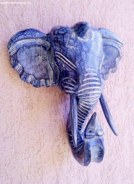 Festett elefántfej faragott faszobor Indonéziából. Falra aka