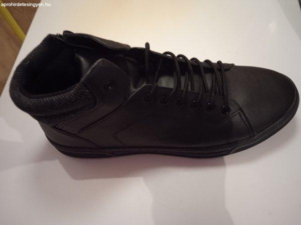 Új, oldalt cipzáros, magasszárú fekete szinű bőr cipő