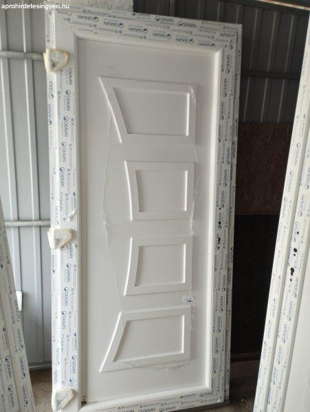 100 x 210 cm műanyag bejárati ajtó tömör