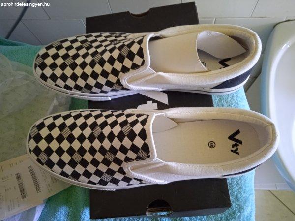 Új, fekete-fehér kockás mintázatú vászon cipő.