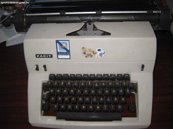 Színháznak, gyűjtőknek FACIT mechanikus írógép