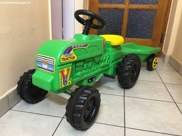 Új nagyméretű pedálos gyermek gyerek traktor utánfutóval.