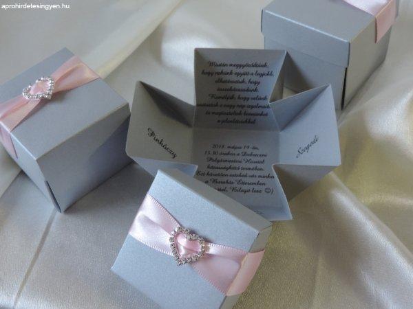 00018 - Ezüst dobozos esküvői meghívó szatén szalaggal és szív alakú
strasszal