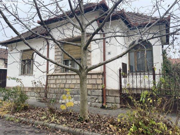 Miskolcon kétgenerációs családi ház a stadionnal szemben eladó. 