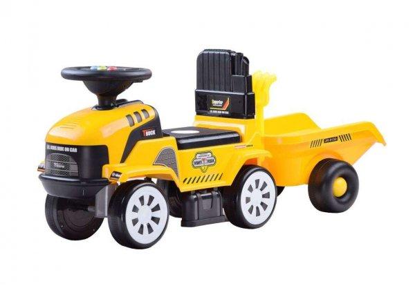 Sárga színű traktor pótkocsival