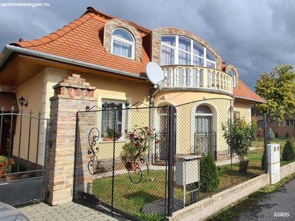 Egyedi stílusú családi ház | Szentmihálytelken, belső kétszintes, 4
szobás családi ház - Szeged