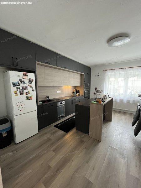 Győr-Szabadhegy csendes utcájában, 4 szoba + nappalis családi ház, 70 m2-es
garázzsal eladó!