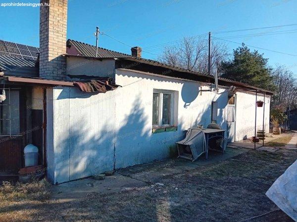 Kecskemét, Hetény-Szarkás 2945m2-es területen, 70m2-es, 3 szoba,
konyha-étkezős, fürdőszobás tanya eladó.