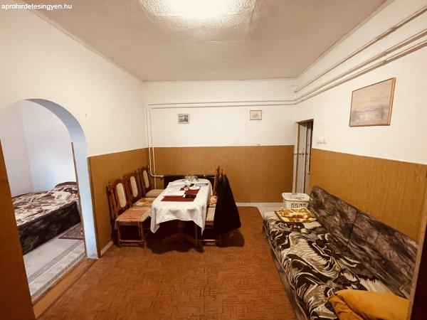 Kecskemét belvárosában 2 szoba nappalis házrész eladó