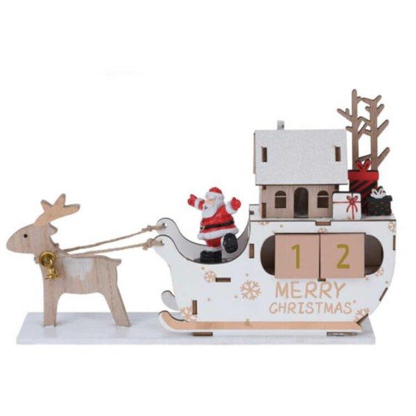 Dekorációs figura, adventi naptár (fehér Mikulás szán rénszarvassal, LED
világítású kis házikóval, Merry Christmas felirattal)