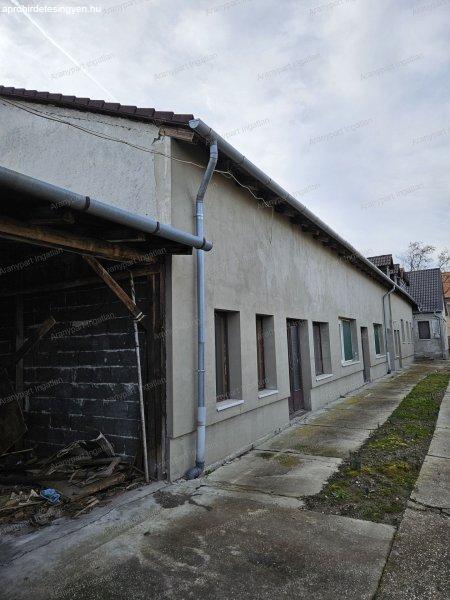 Győr-Révfaluban, vállalkozás számára és lakhatásra alkalmas családi
ház eladó!