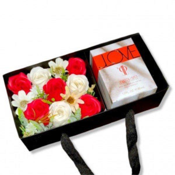 Fekete box ajándékdoboz piros-fehér szappanrózsával - Jlo love parfüm