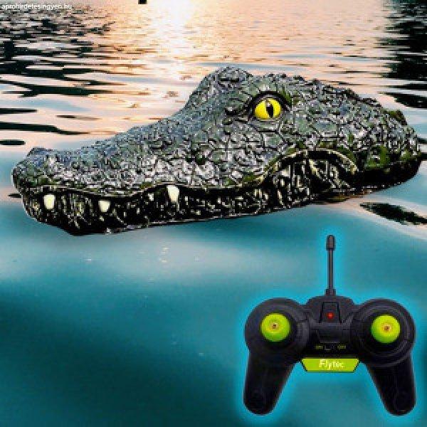 Távirányítós úszó krokodil - a strandolók kedvence