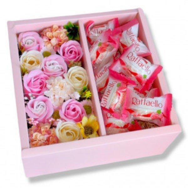 Boxenjoy - rózsaszín kocka desszert doboz - szappanrózsa, Raffaello