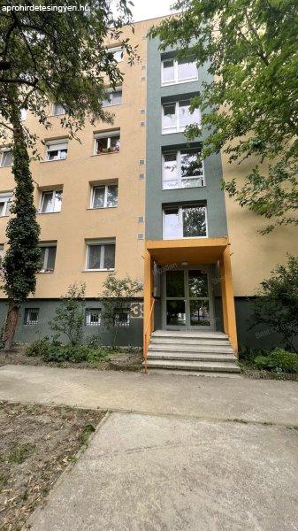 Győr-Marcalvcáros I, 2. emeleti, 4 szobás panellakás, akár garázs
vásárlással eladó!