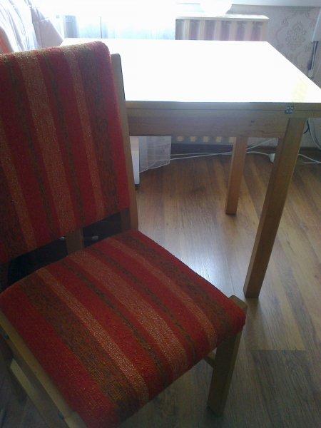 Étkező asztal,székek,hűtő,kis asztal,redőny, szőnyegek eladó