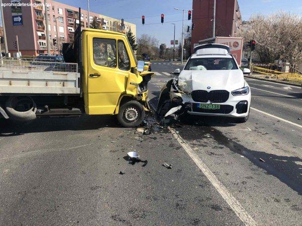sérült billenőplatós Mercedes 308