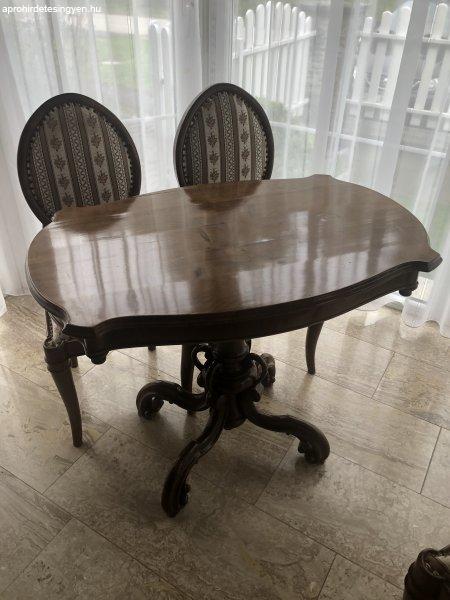 Antik kisasztal négy székkel