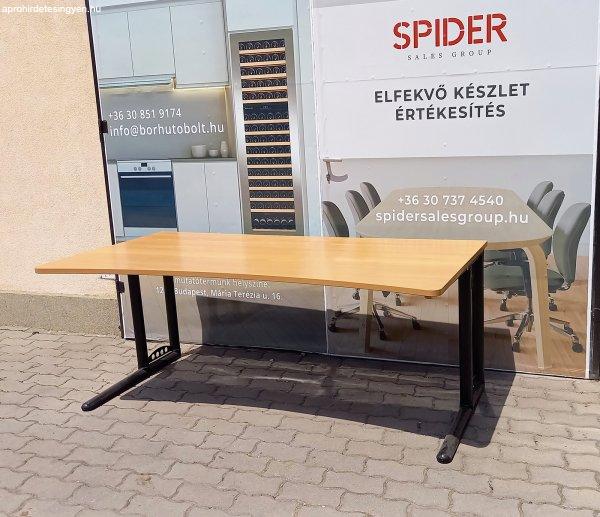 Steelcase íróasztal bükk 160x90 cm - homorú, használt