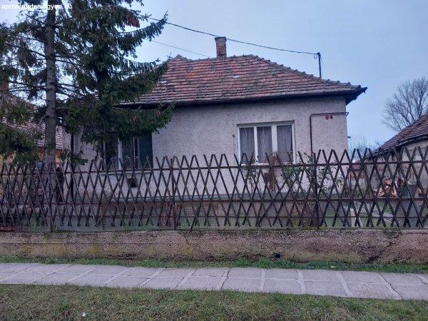 Balaton közelben sürgősen családi ház nagy telekkel  eladó