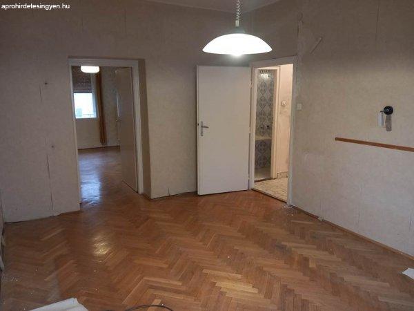 Pécs belvárosban 1.emeleti 3 szobás tégla lakás