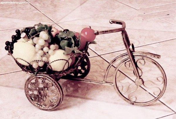 Fonott kosaras gyümölcstartó tricikli, kerti, vagy rusztikus