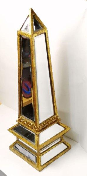 Aranyozott tükörlapos obeliszk Svájcból. Különleges de