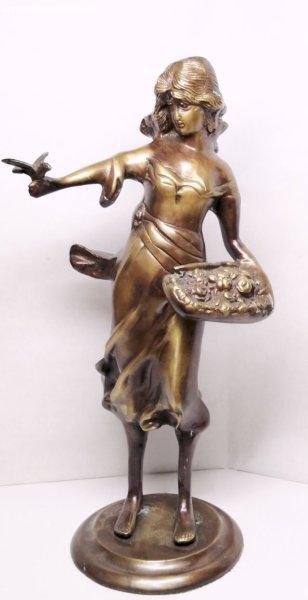 Rózsaárus lányka madárkával, egész alakos bronz szobor