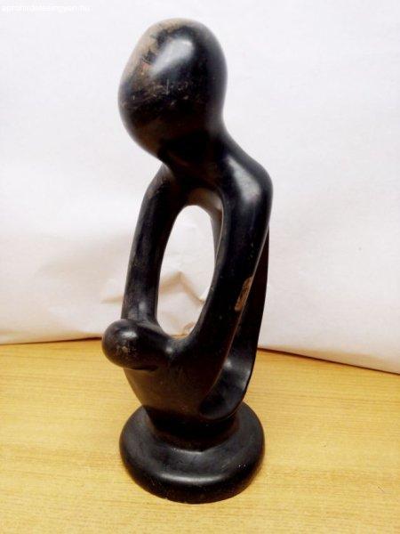 Modern fekete gránit szobor: Gyermekét dajkáló anya, egy