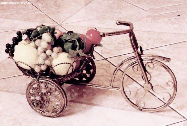 Fonott kosaras gyümölcstartó tricikli, kerti, vagy ruszti