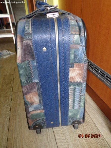 Egyszer használt gurulós bőrönd