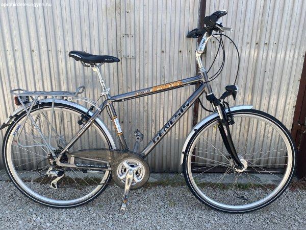 Genesis 28-as aluvázas agydinamós Trekking kerékpár