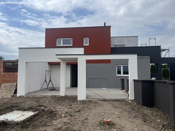 Tiszaújvárosban új építésű lakás saját kerttel elad