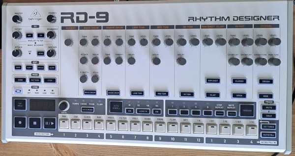 Behringer RD-9 (dobgép)