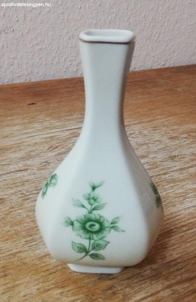 Hollóházi porcelán szegfüváza, zöld virágmintával