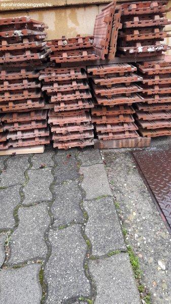 Vadonat uj csornai hornyolt ives tetőcserép eladó!