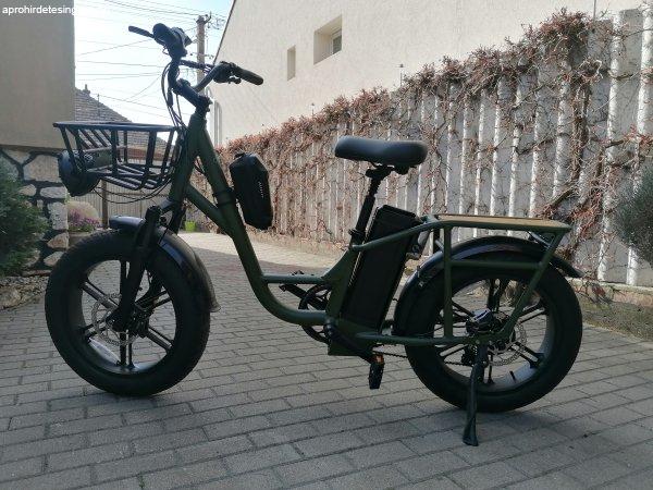 Fiido T1 elektromos rásegitésü kerékpár.