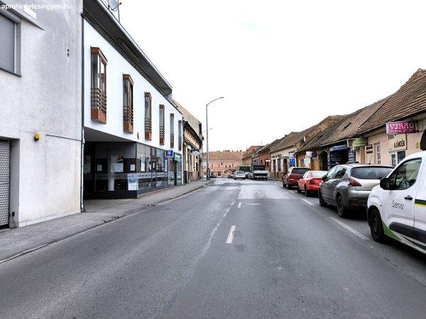 2 ház, 2 üzlet eladó, vagy 10 új lakás építhető.