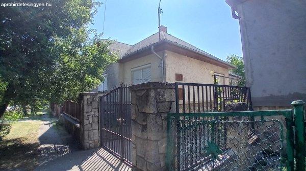 Pátyon két lakásos családi ház 2514 m2 telken eladó.