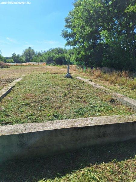 Eladó telek