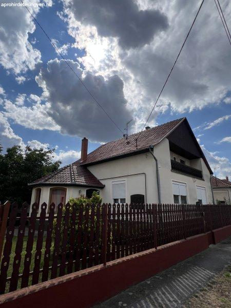 Tágas családi ház eladó melléképületekkel, ipari ára