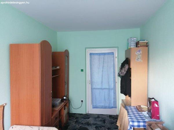Kiadó szoba csendes  főbérlős lakásban csak Diák fiú 