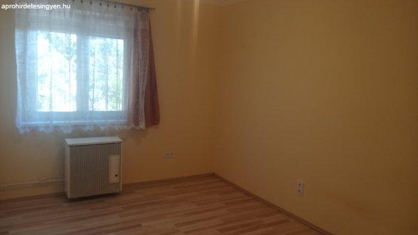 Totál felújított 2 szobás erkélyes klímás lakás kiad