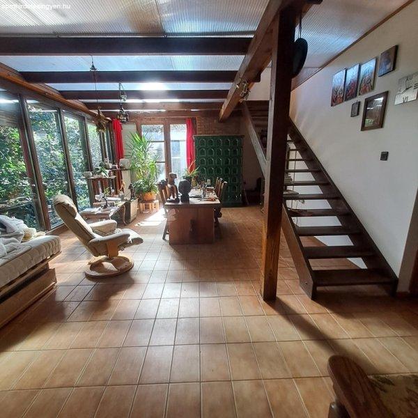 Monor központban egyedi kialakítású 160 m2 ház 700 m2 t