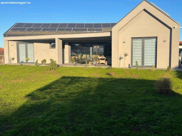 Pécsett eladó 142m2-es családi ház