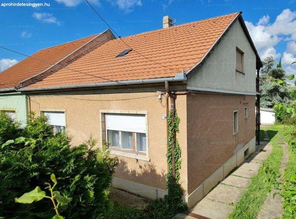 Pécsett a Zsolnay negyed felett családiház eladó