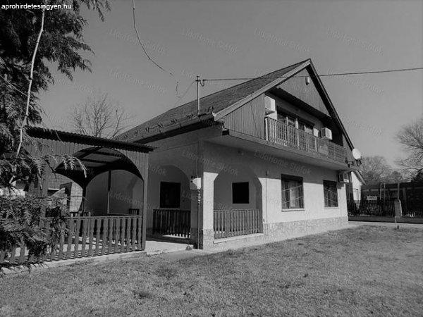 Zamárdiban kétszintes ház a Balaton közelében!